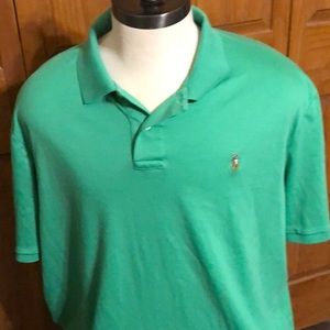 Men’s green short sleeve polo.